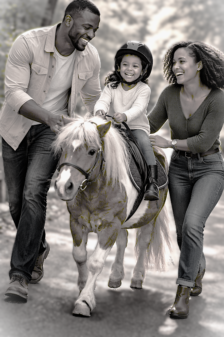 une photo noir et blanc d'un enfant sur un poney avec ses deux parents